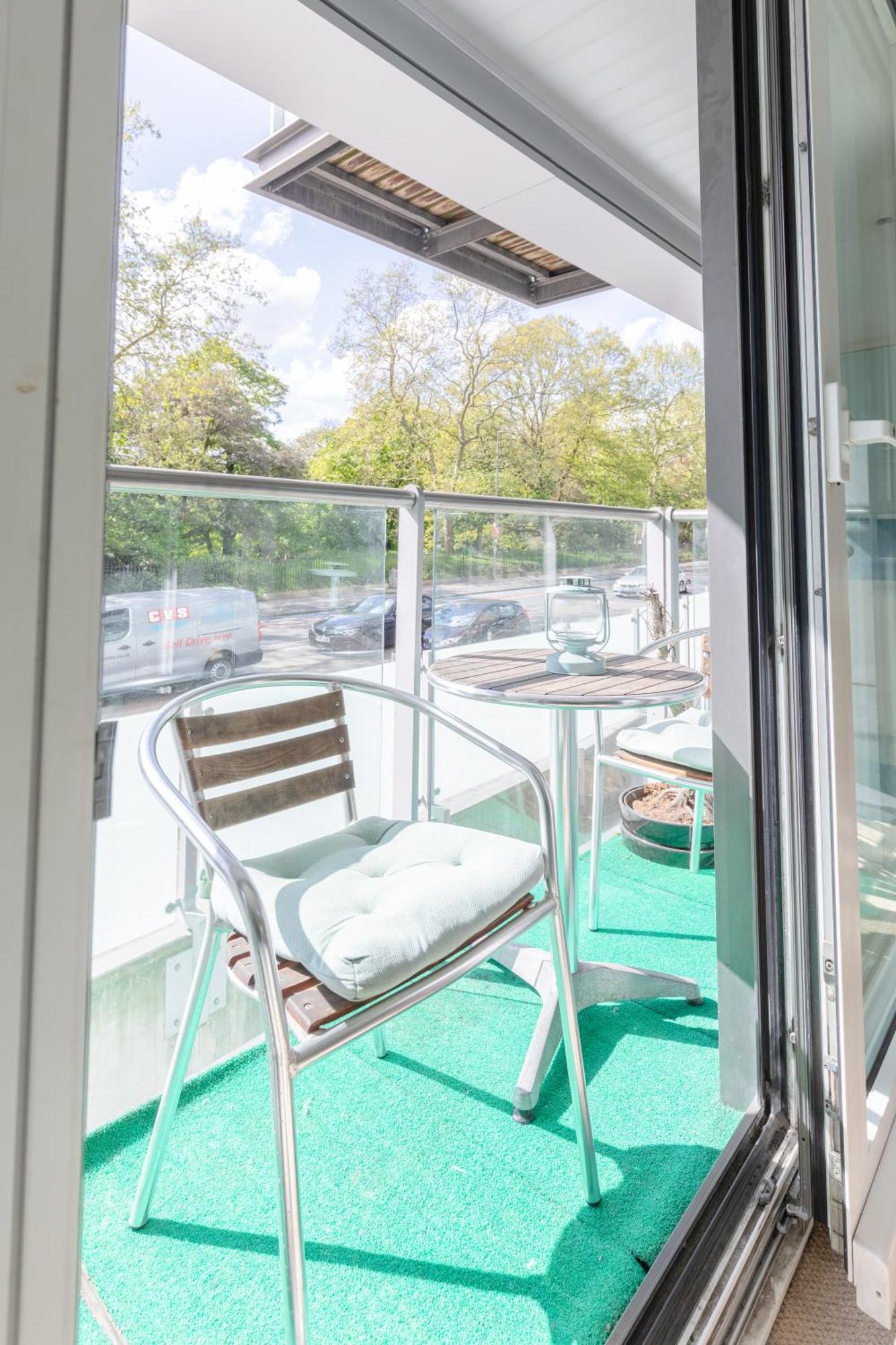 Minimal With Views Over Battersea Park Londra